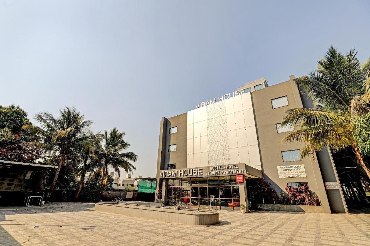 Oyo 70752 Viram House Gorwa Exterior photo